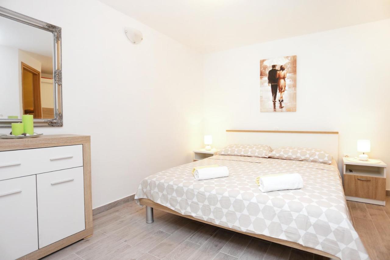 Apartments By The Sea Kastel Kambelovac, Kastela - 8679 Ngoại thất bức ảnh