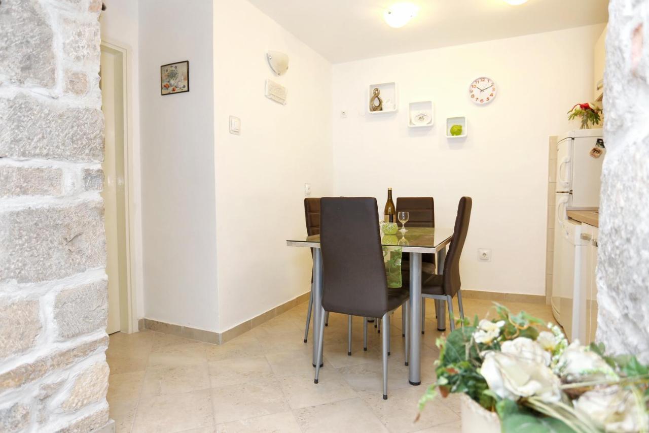 Apartments By The Sea Kastel Kambelovac, Kastela - 8679 Ngoại thất bức ảnh