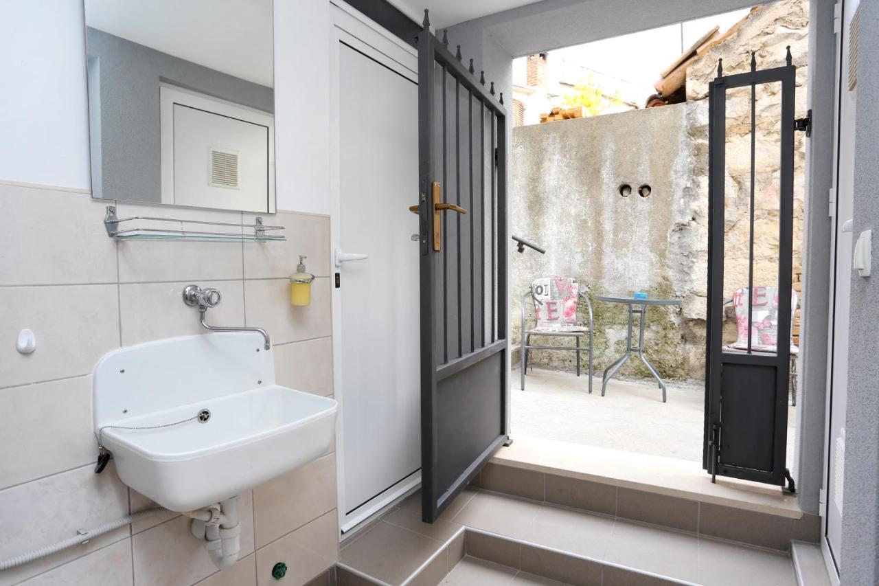 Apartments By The Sea Kastel Kambelovac, Kastela - 8679 Ngoại thất bức ảnh